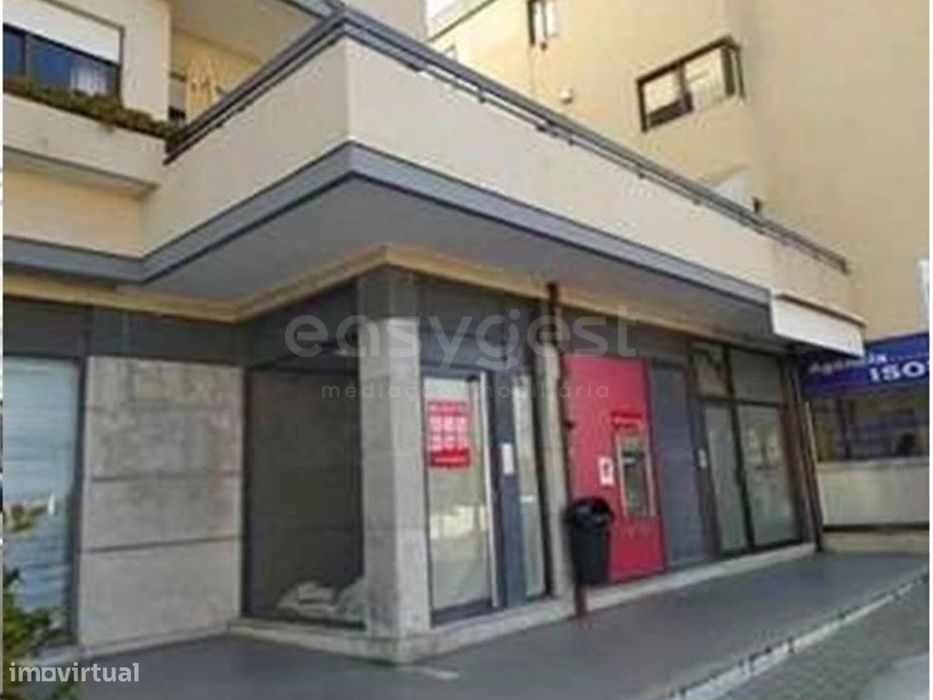 Loja com 107m2 em Paços de Brandão
