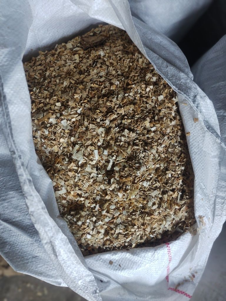 Trociny, zrebki, wióry suche z pod pilo-luparki w workach