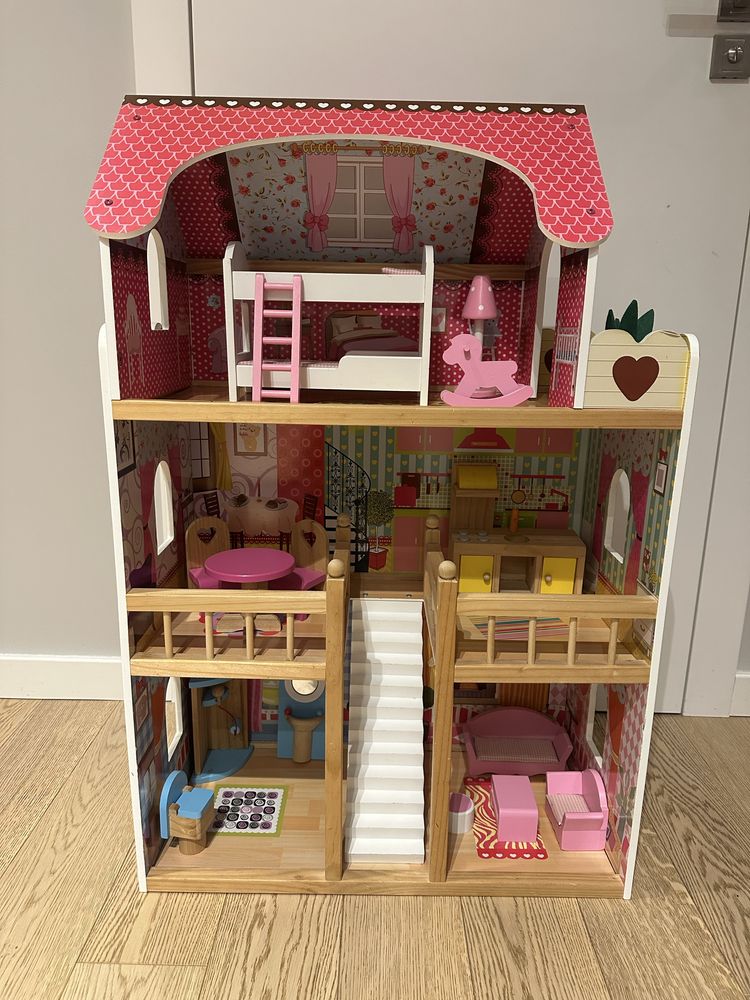 Drewniany domek dla lalek z mebelkami
