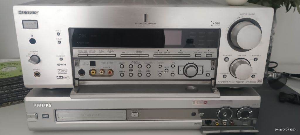 Amplituner Sony, Nagrywarka DVD Philips, Kolumny, Piloty, Kable.
