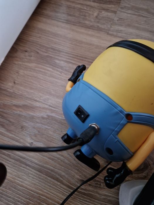 Minionek z ładowarką