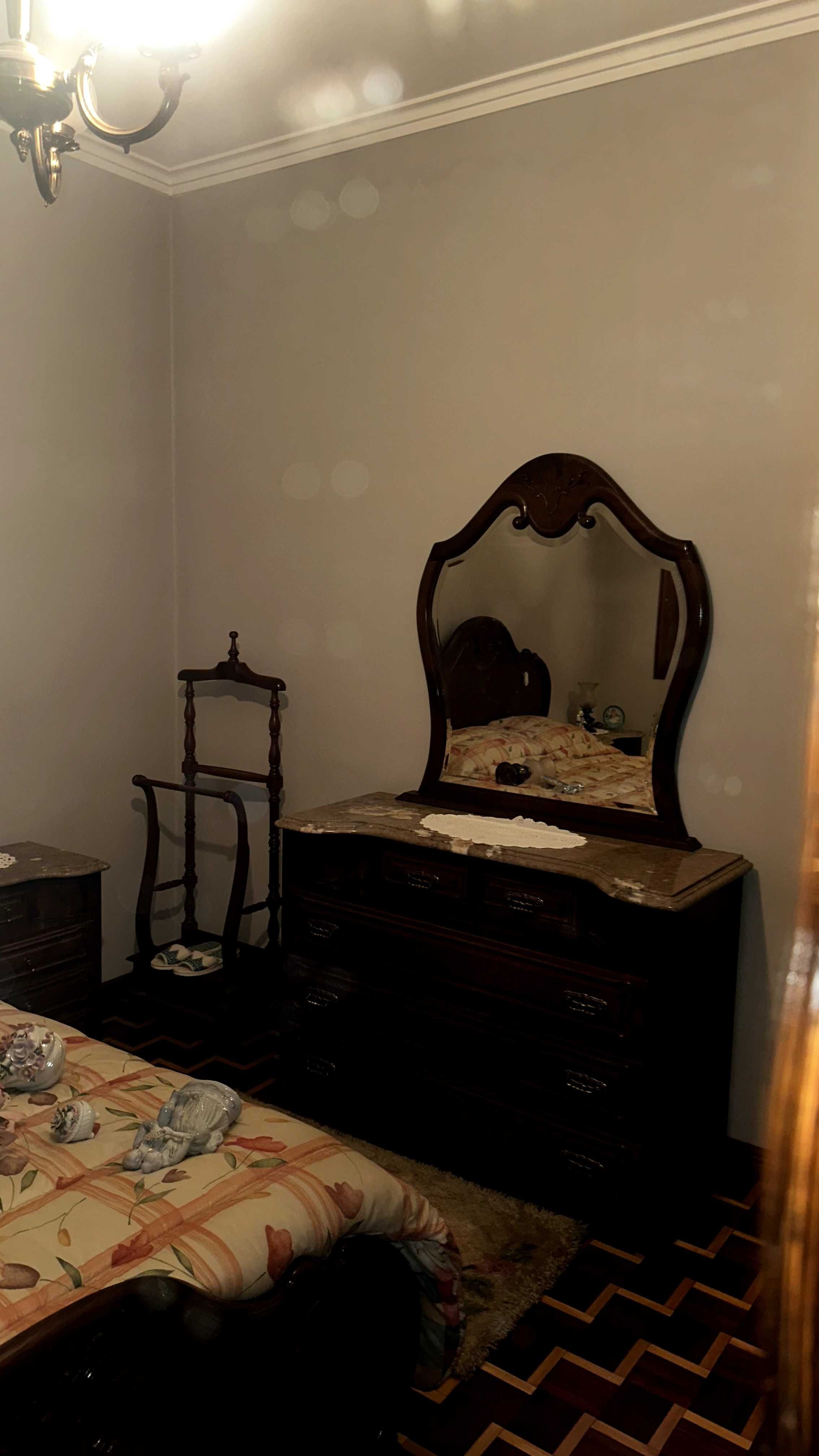 Quarto em madeira e pedra