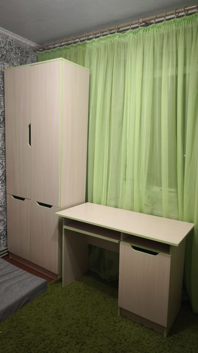 Меблі для дитячої кімнати: письмовий стіл та книжкова шафа.