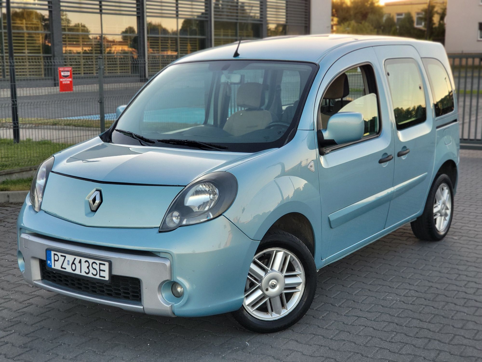 Osobowy Renault Kangoo 1.5 DCI 2010r - 6 Biegów- Klima Mrozi - 5 Osób