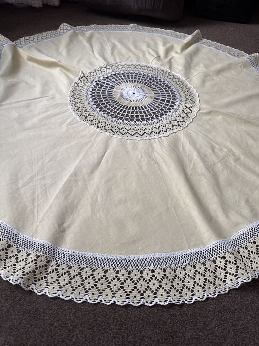 Obrus okrągły koronkowy do prywstnych kolekcji