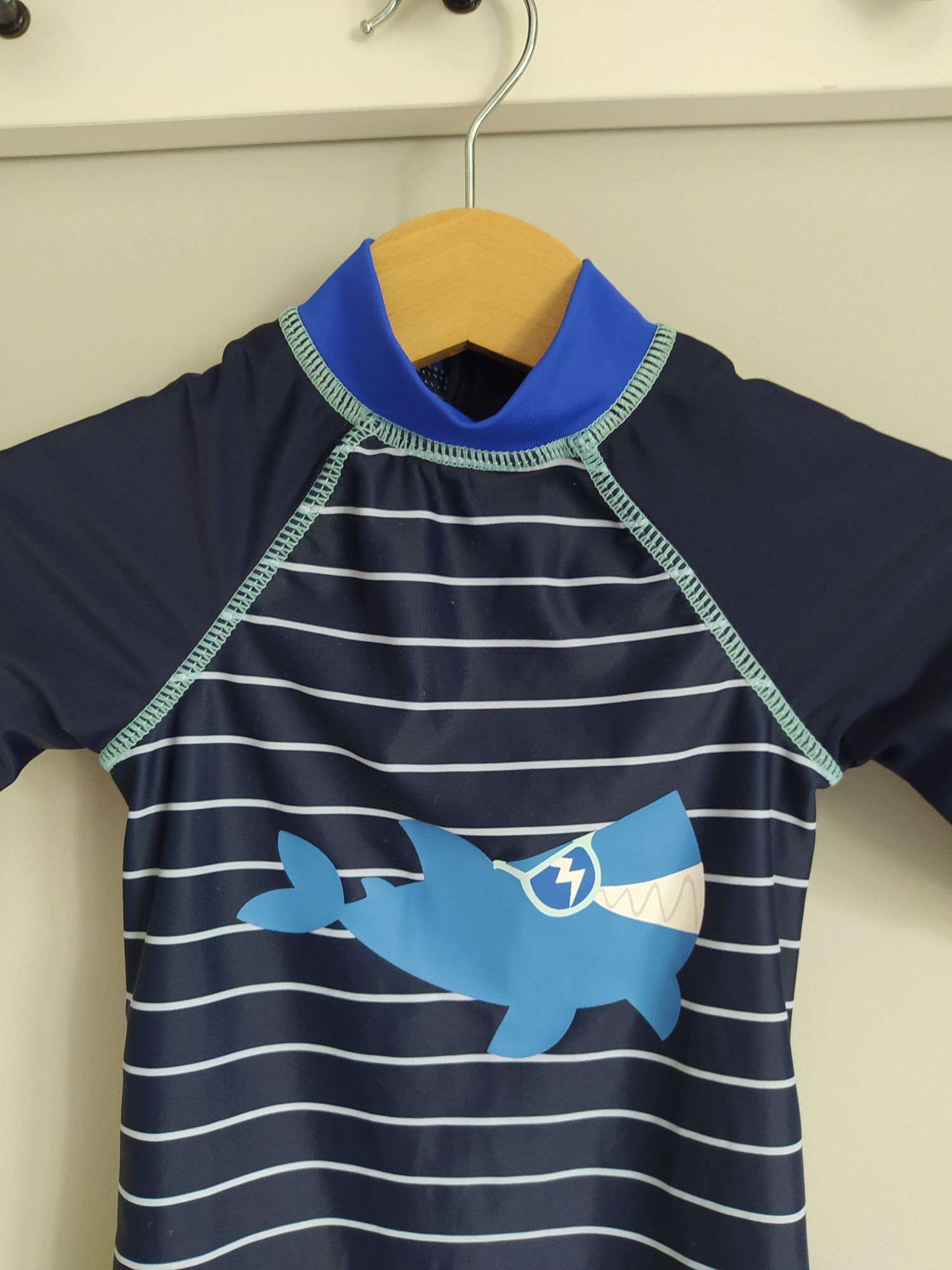 Granatowy kombinezon plażowy, kąpielowy z delfinem 6-9 m Mothercare
