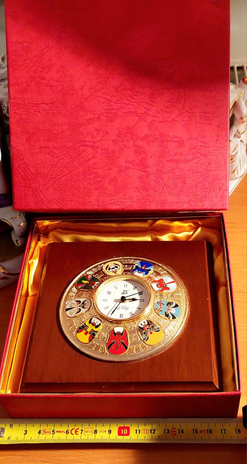 Zegar chiński z maskami stojący lub wiszacy
