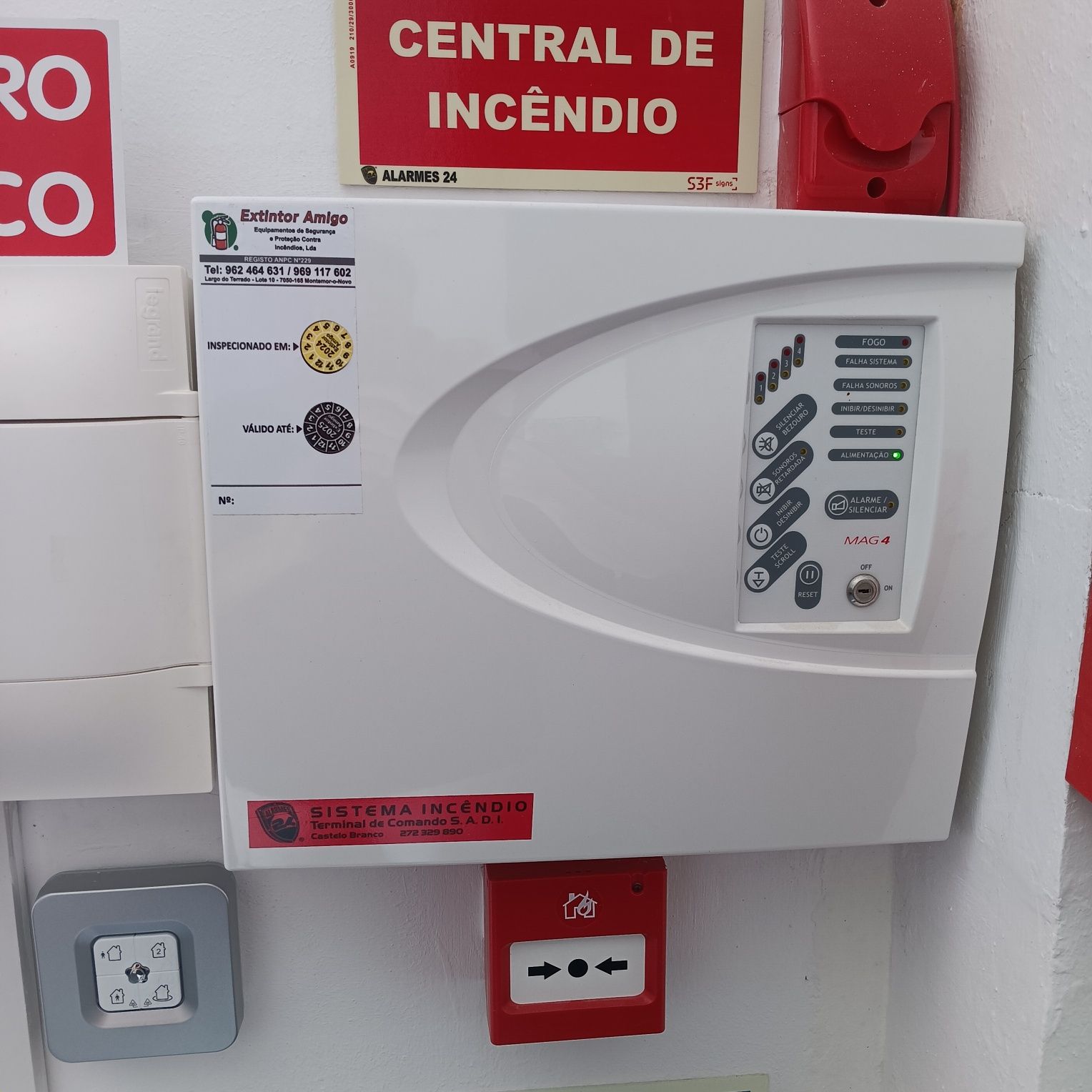 Central de incêndio em funcionamento ligada.