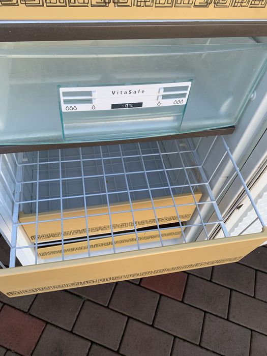 Морозильна камера в робочому стані є доставка