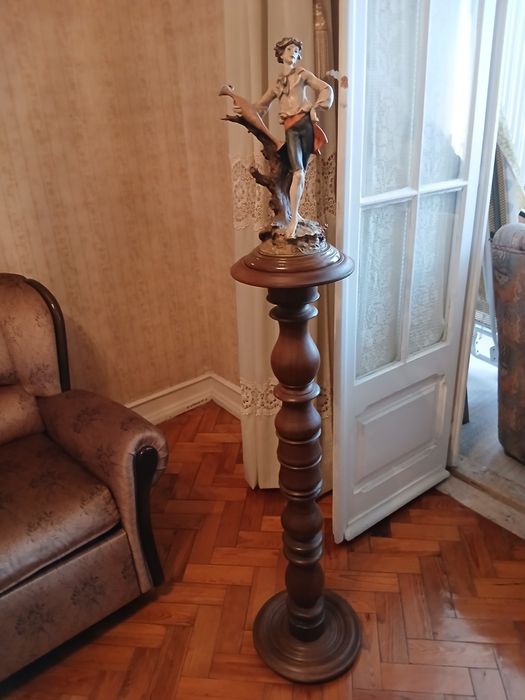Estatueta de porcelana mais coluna de madeira