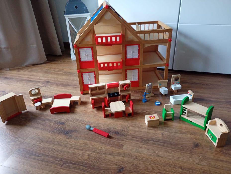 Domek drewniany dla lalek z mebelkami i lalkami