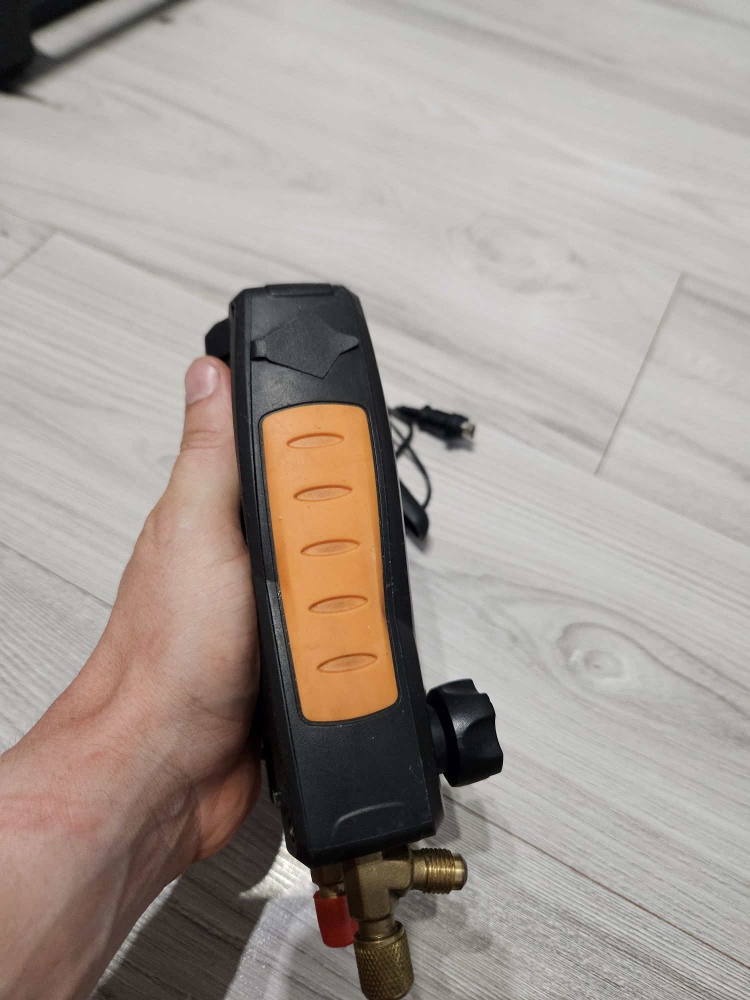 Oprawa zaworowa manometry elektroniczne Testo 549