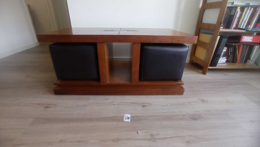Mesa de centro com dois bancos