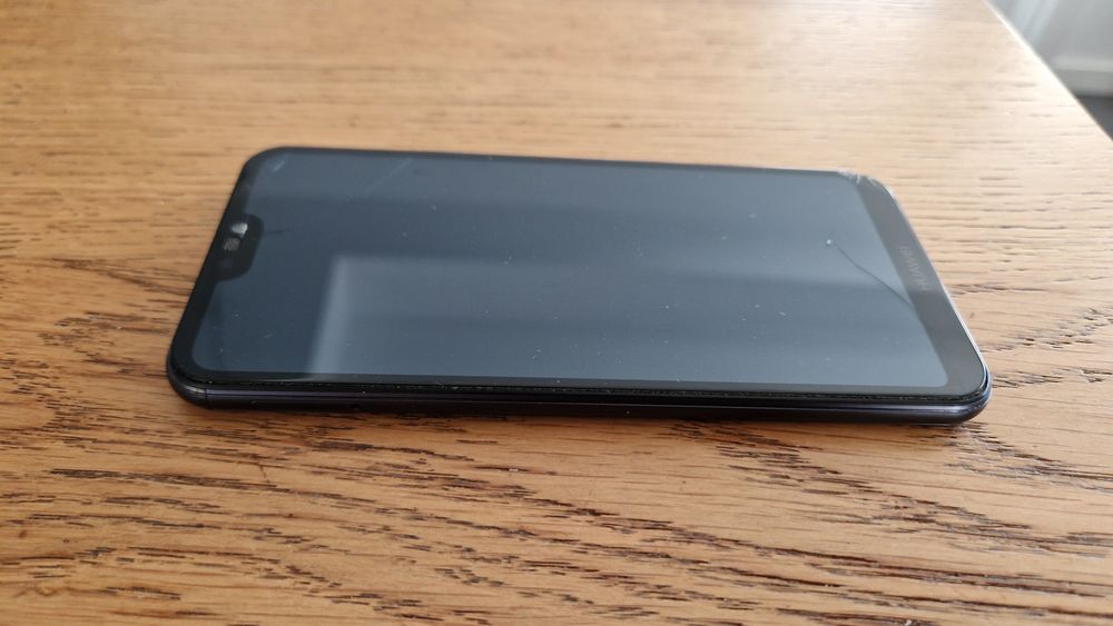 Huawei P20 Lite + etui + oryginalna ładowarka