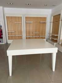 Mesa laçada em branco