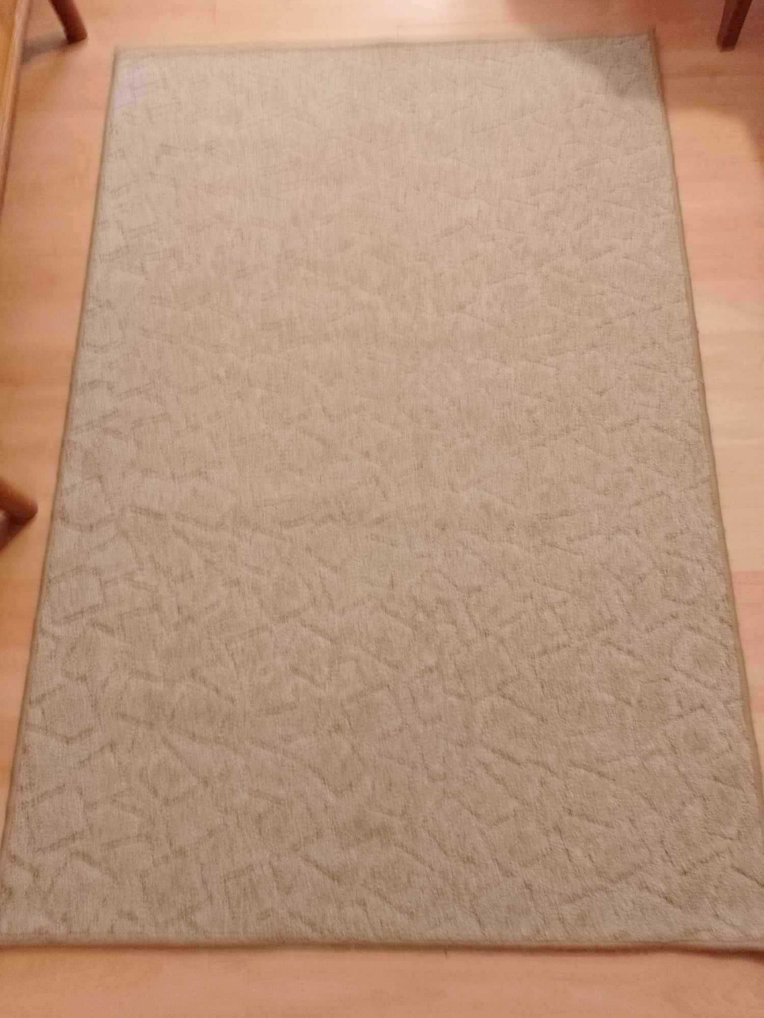 Sprzedam  dywanik używany - w dobrym stanie   ( 1,50 m x 1,00 m )