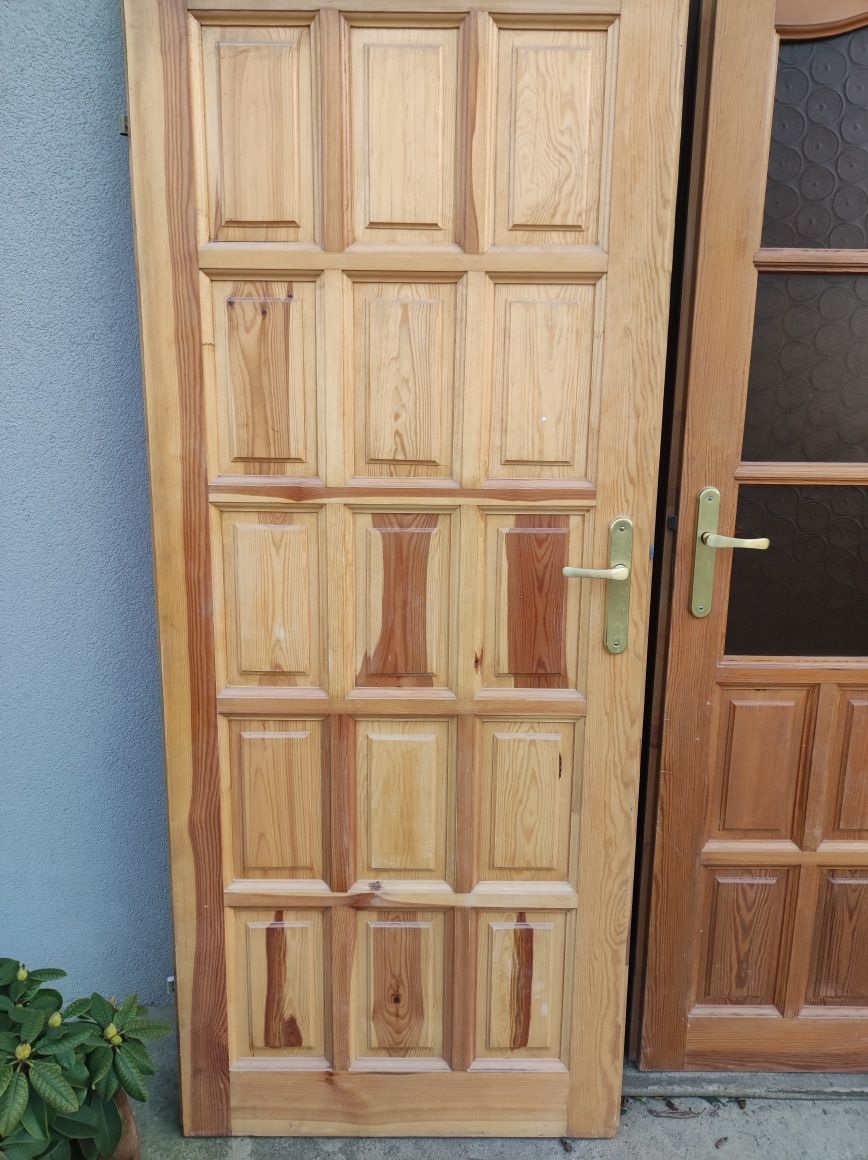 3 szt drzwi drewnianych 80 cm  i 1 futryna