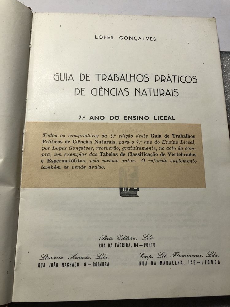 Livro antigo de trabalhos práticos de ciências naturais