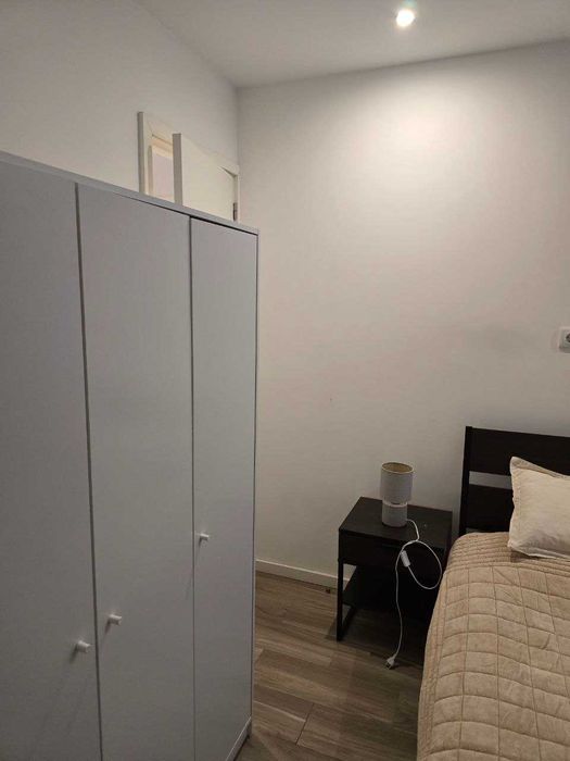 Se Aluga  Via Santa Catarina (Bolhão) Metro a 30 segundos.