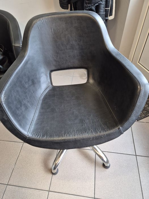 Sprzedam 2 fotele fryzjerskie