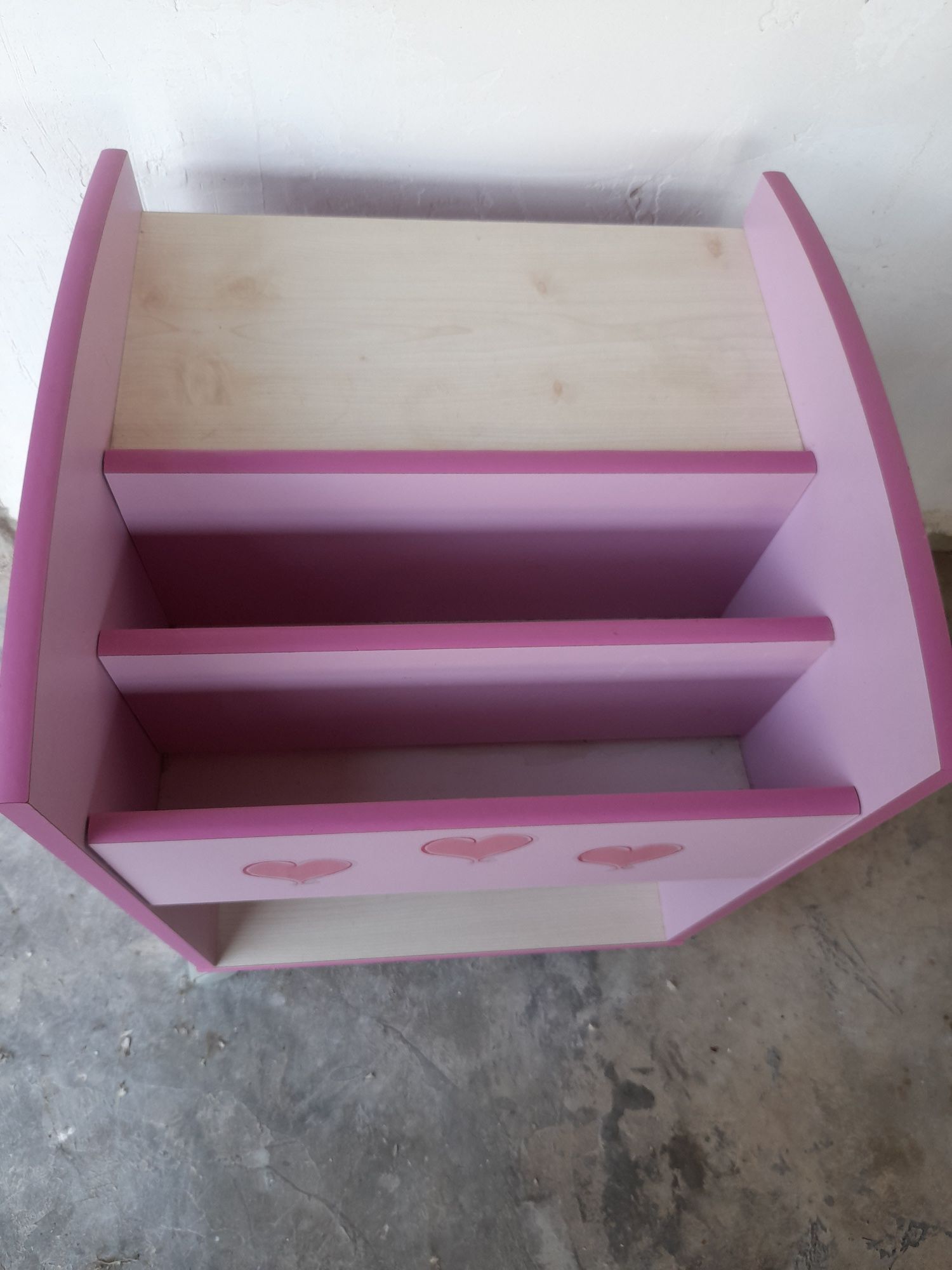 Mesa de cabeceira rosa para quarto de menina