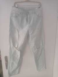 Spodnie denim z przetarciami. RESERVED