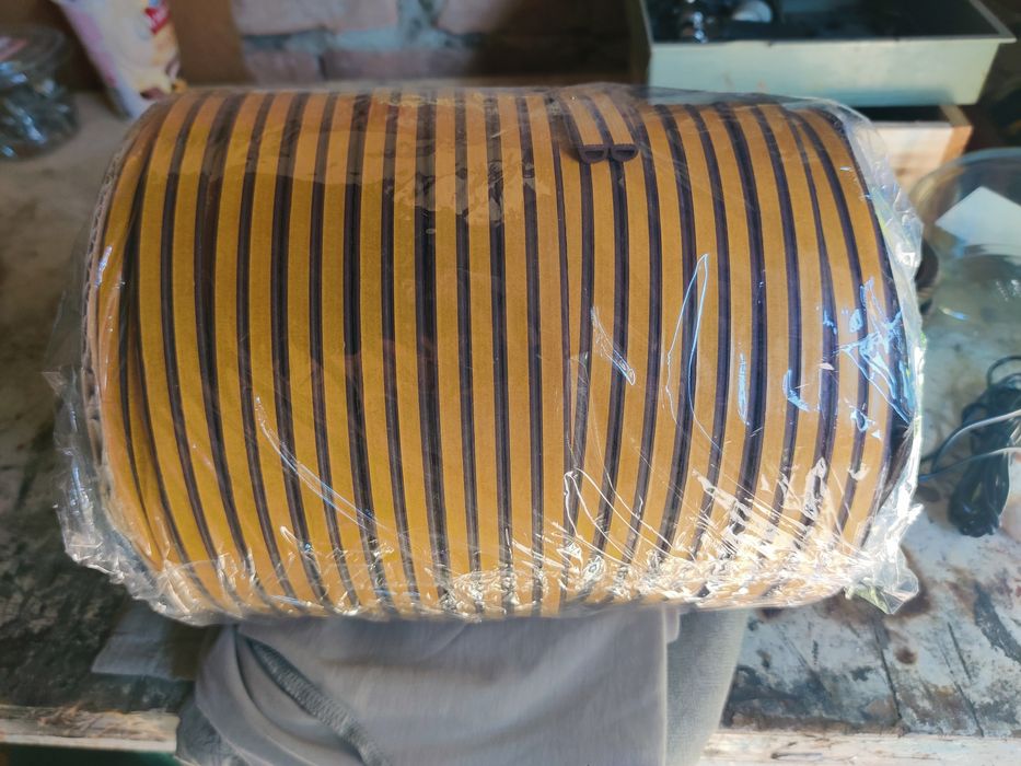 Самоклеючий гумовий ущільнювач для вікон та дверей профіль D 9х7.5 (1