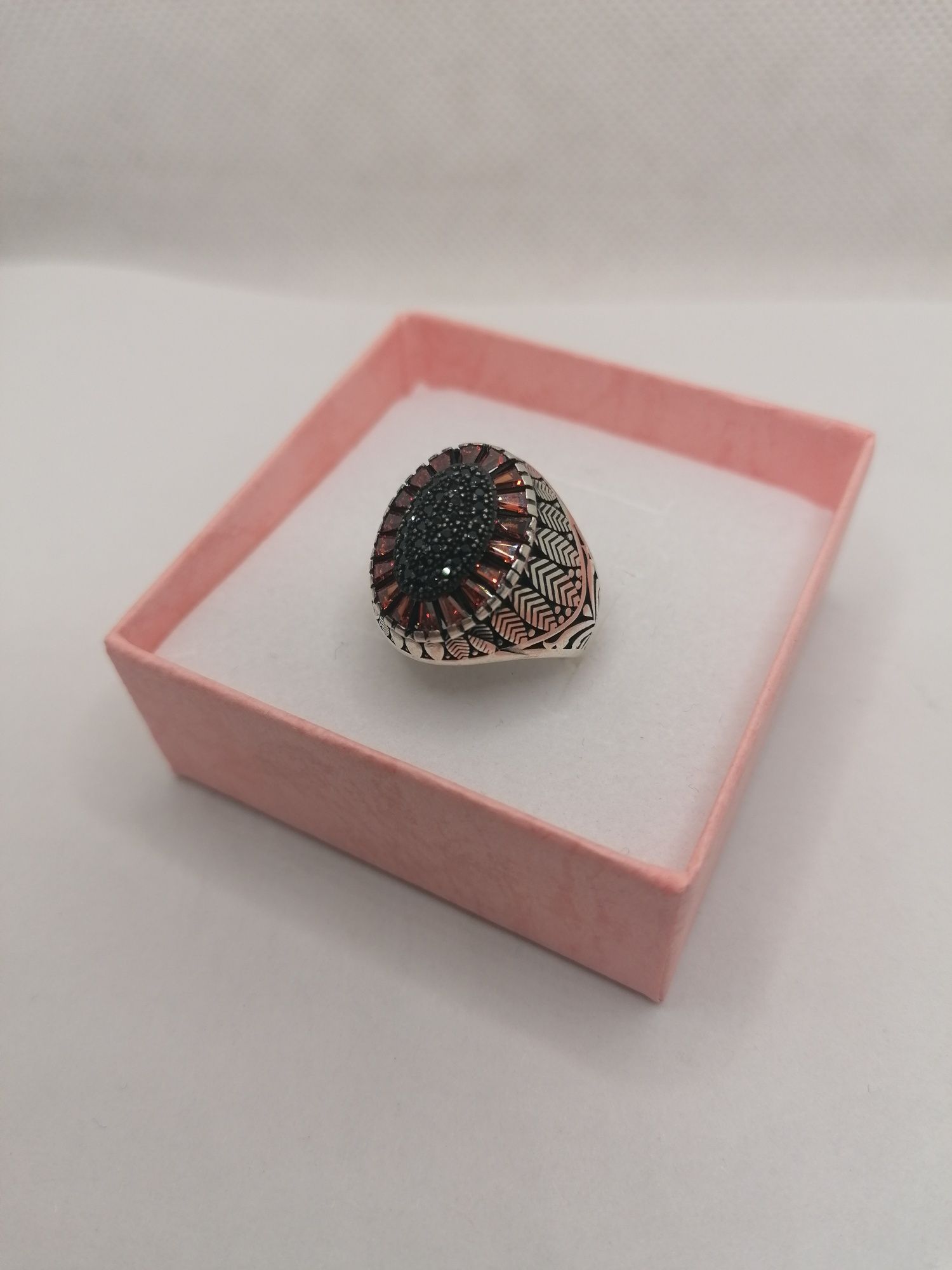 Srebrny sygnet z czarnymi i czerwonymi cyrkoniami, roz.19 srebro 925