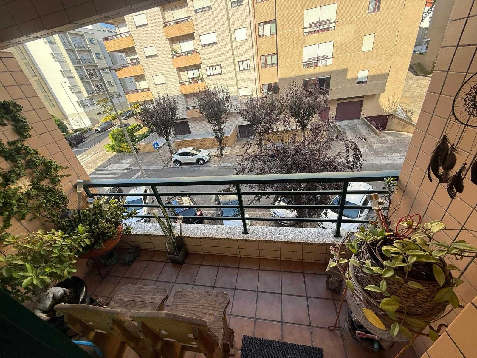 Apartamento T2 com garagem fechada_ S. Mamede Infesta_ Pedra Verde