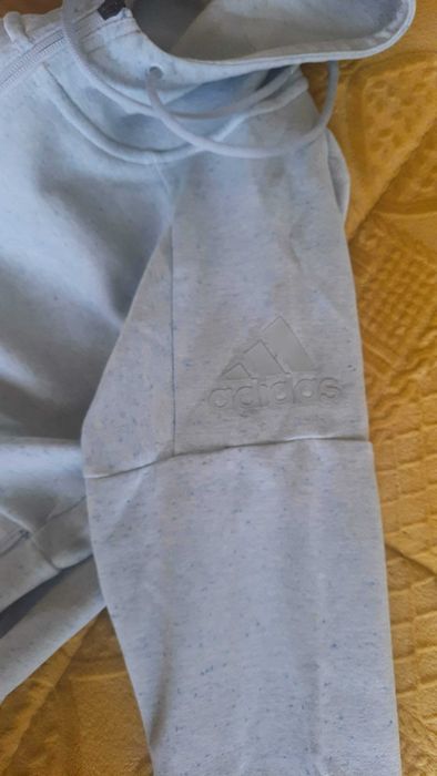 Casaco Adidas de mulher com capuz