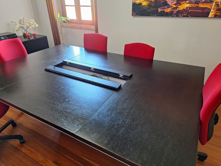 Mesa de escritório grande com ligações elétricas ao meio 1,60X2,40