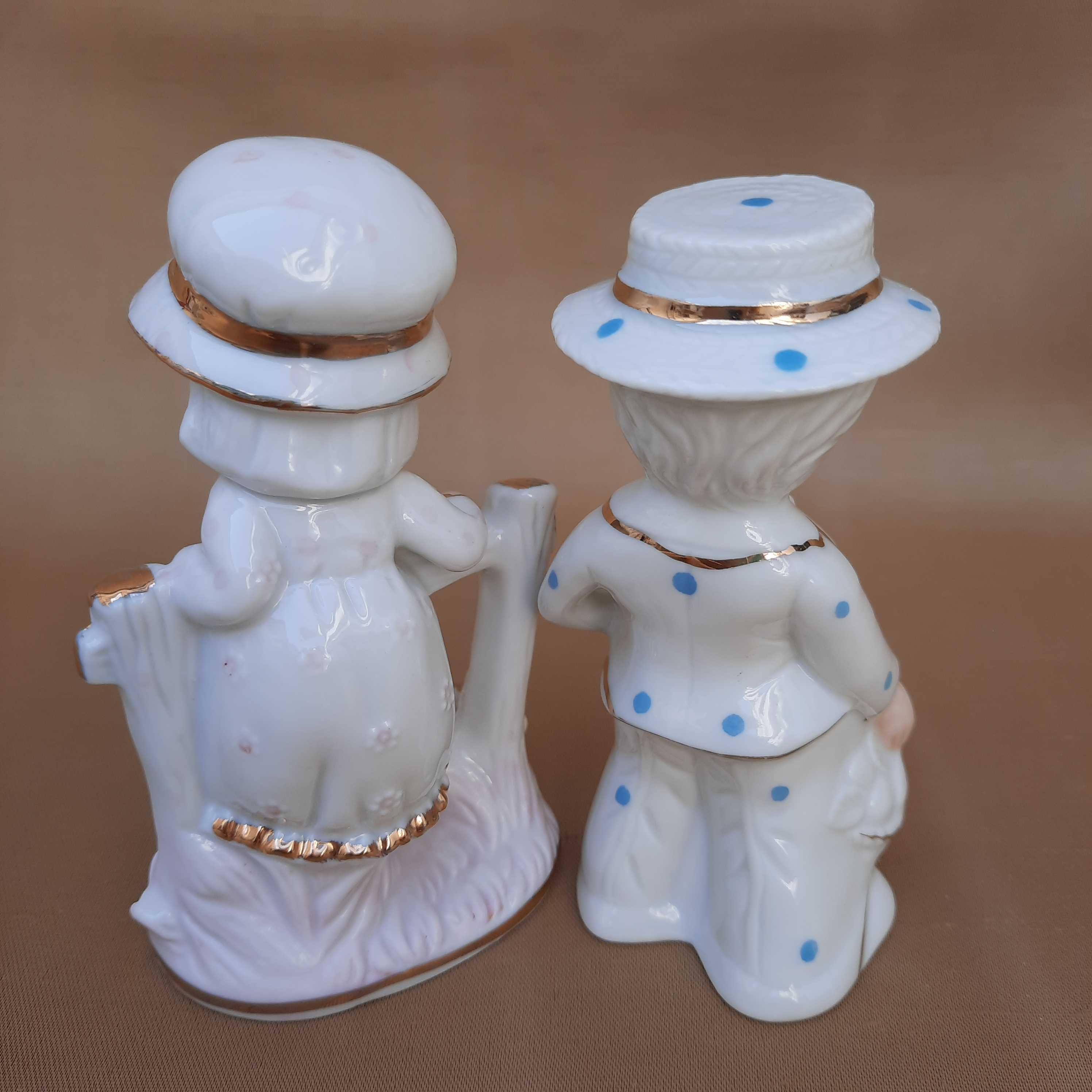 Par estatuetas de porcelana. Menina e ganso.