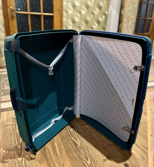 Велика валіза з паролем