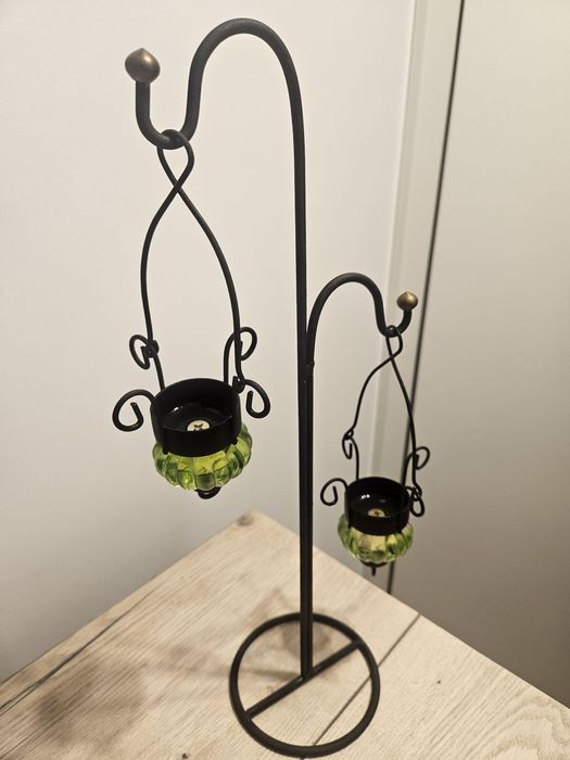 Metalowy świecznik stojący z dwoma wiszącymi lampionami
