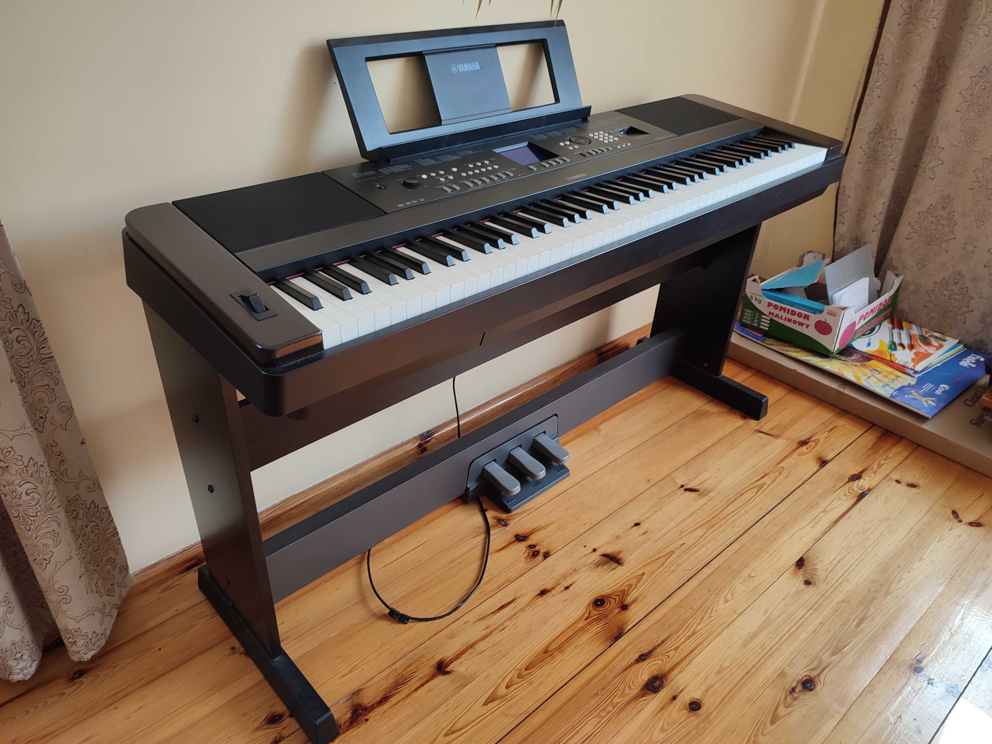 Pianino cyfrowe Yamaha DGX 650 z pedałami