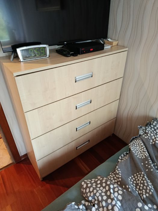 Ogromna przesuwana szafa i komoda