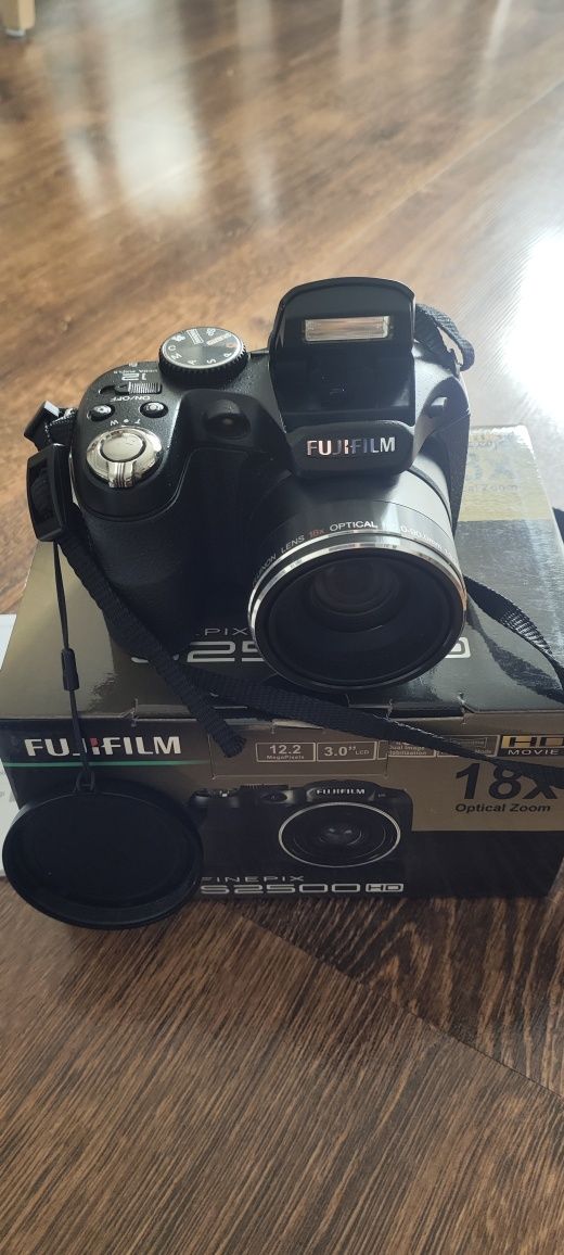 Sprzedam aparat Fujifilm S2500HD