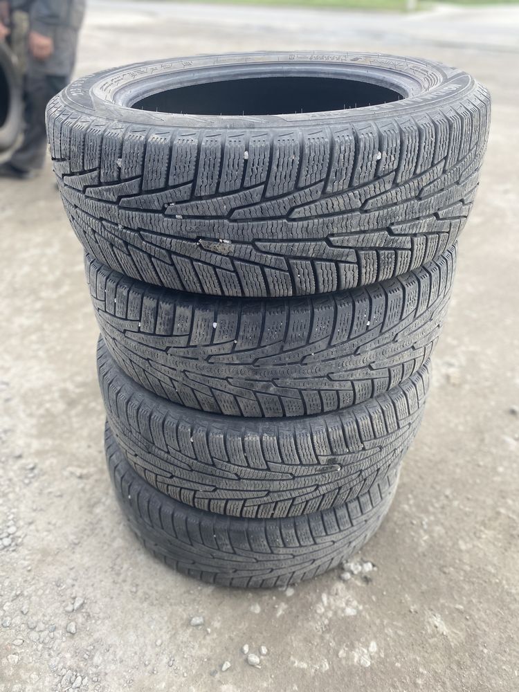 Зимова резина Nokian 215/60/R17