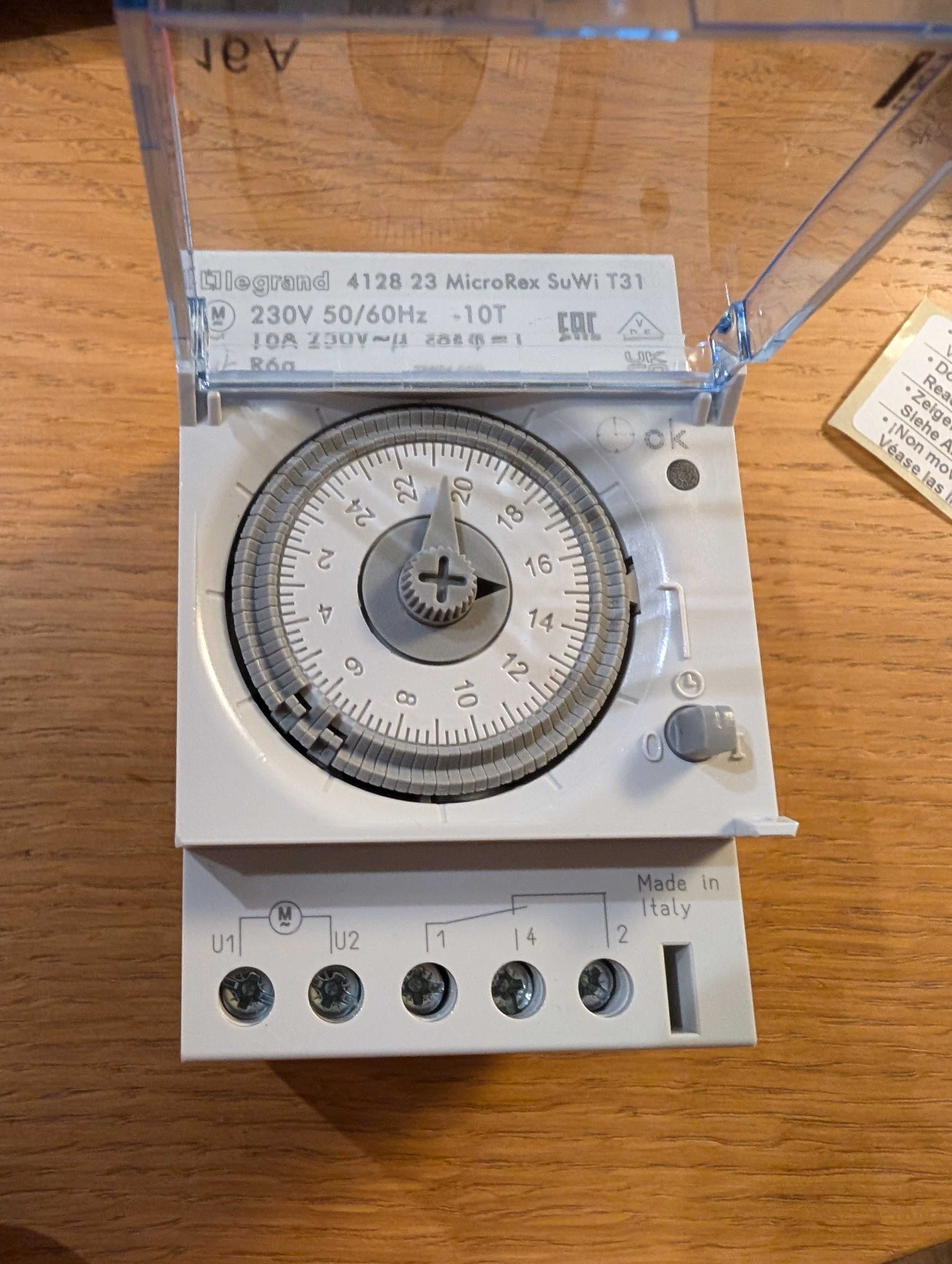 Programator analogowy 16A dobowy jednokanałowy 412823 Legrand kwarcowy