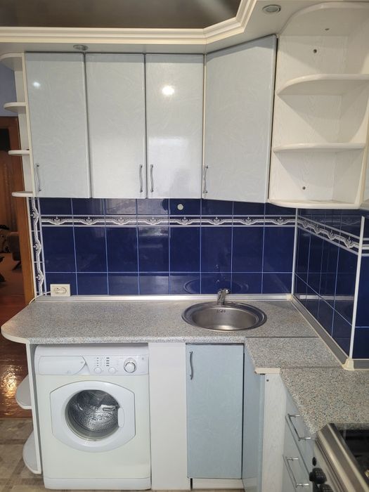 Угловая кухня с мойкой краном вытяжкой кухонный гарнитур шкаф на кухню