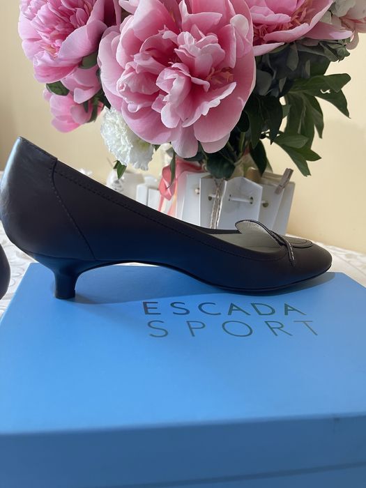 Нові туфлі « Ескада»