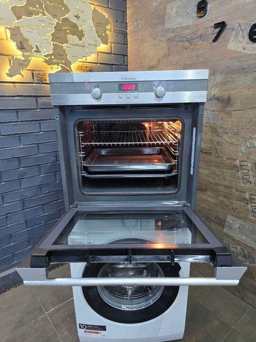 Продається вбудована духова шафа Electrolux EOA5851AAX 
Гарантія!