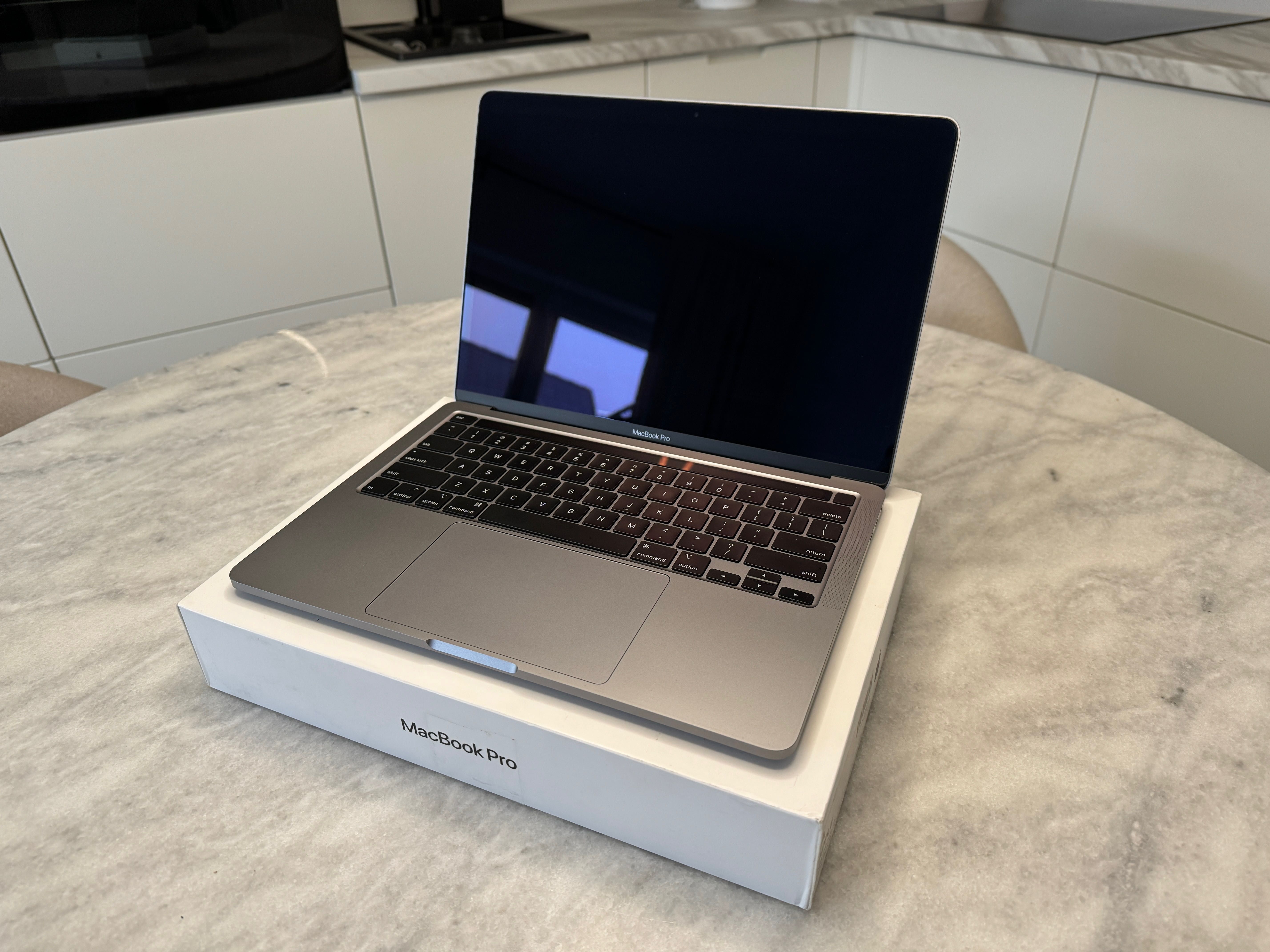 MacBook Pro 2020 13,3" 16 GB i5 512 GB Touch Bar stan IDEALNY 87 cykli