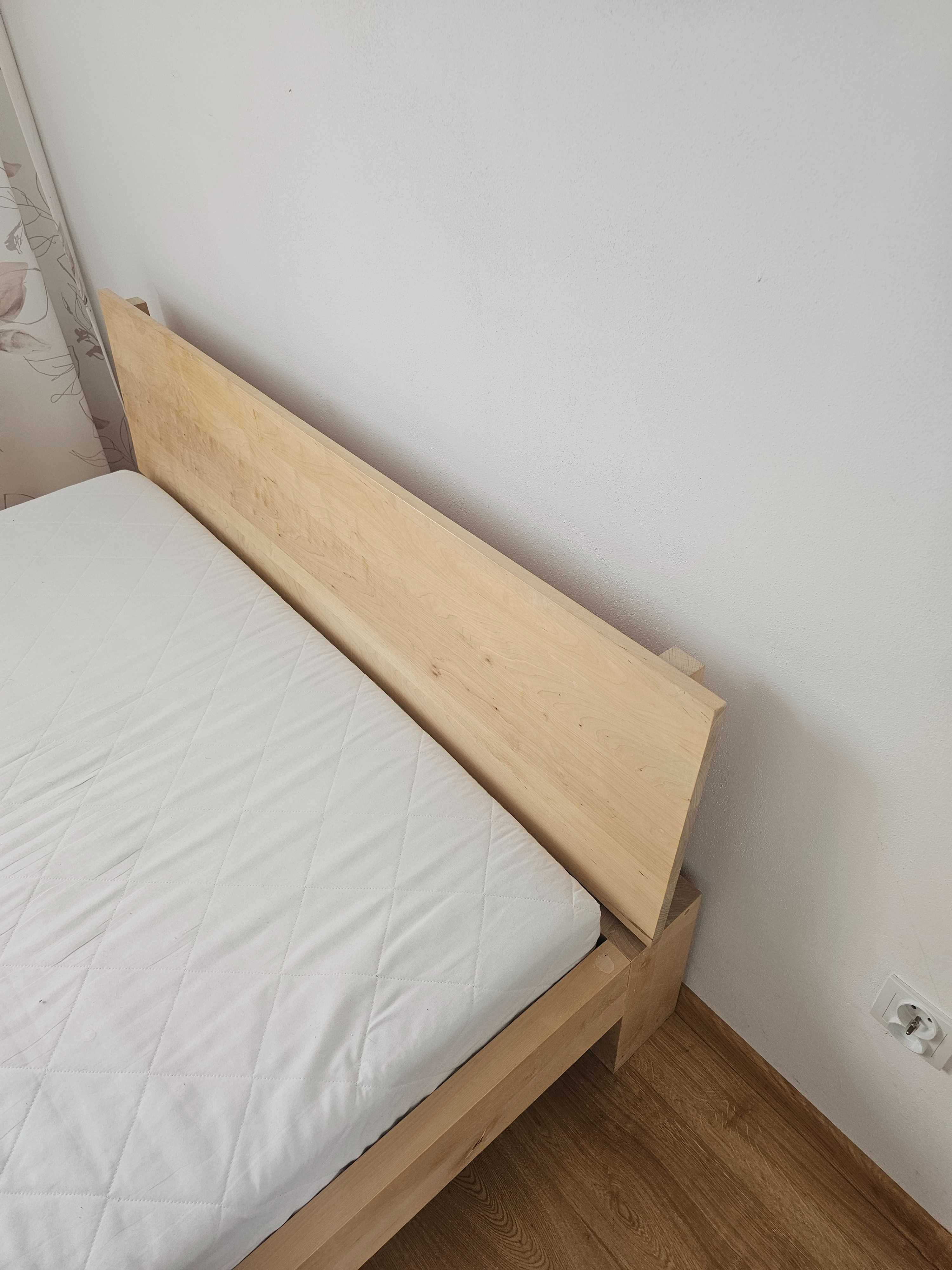 Sprzedam drewniane łóżko z materacem