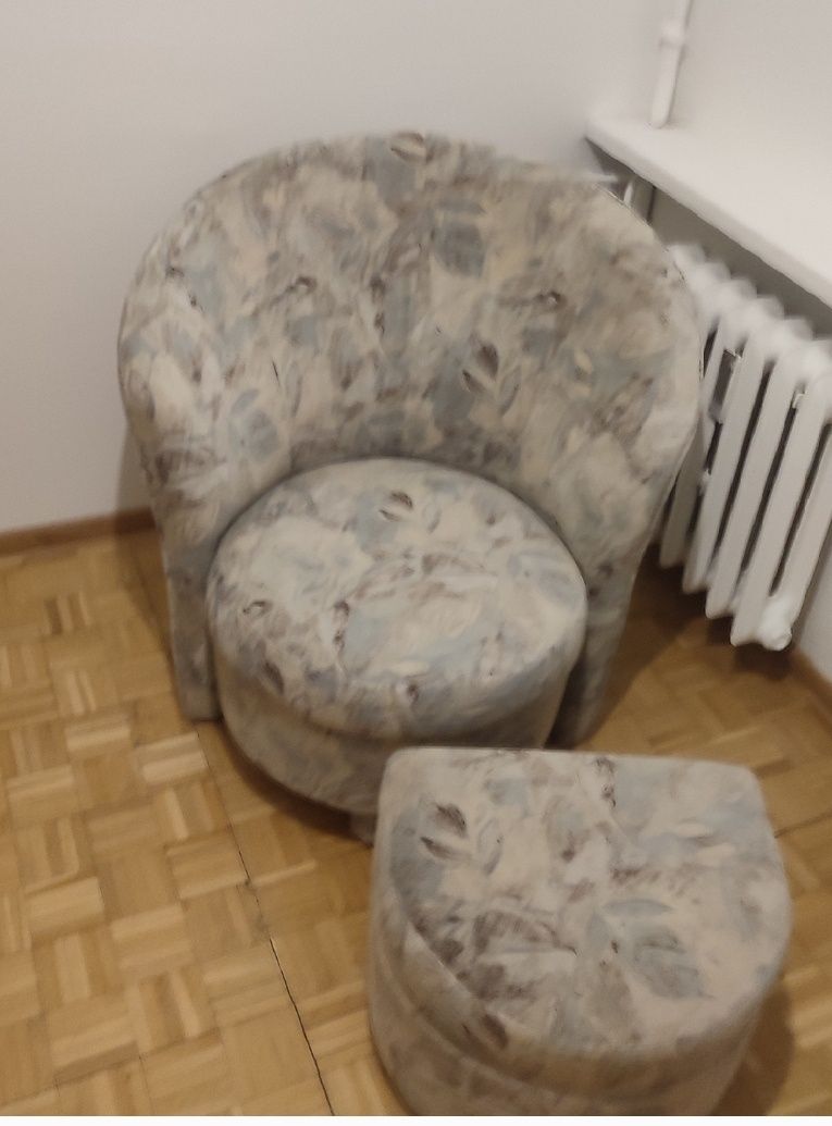 Fotel muszelka uszak z podnóżkiem zestaw