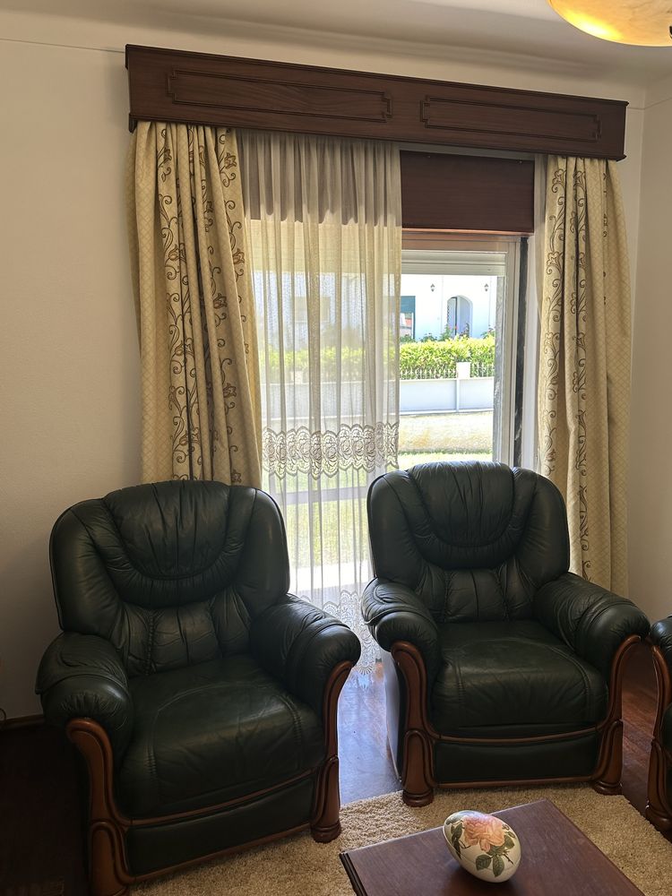 Sofas de pele verdadeira e madeira maciça