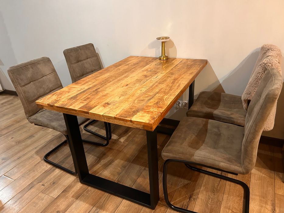 Stół z krzeslami. REZERWACJA