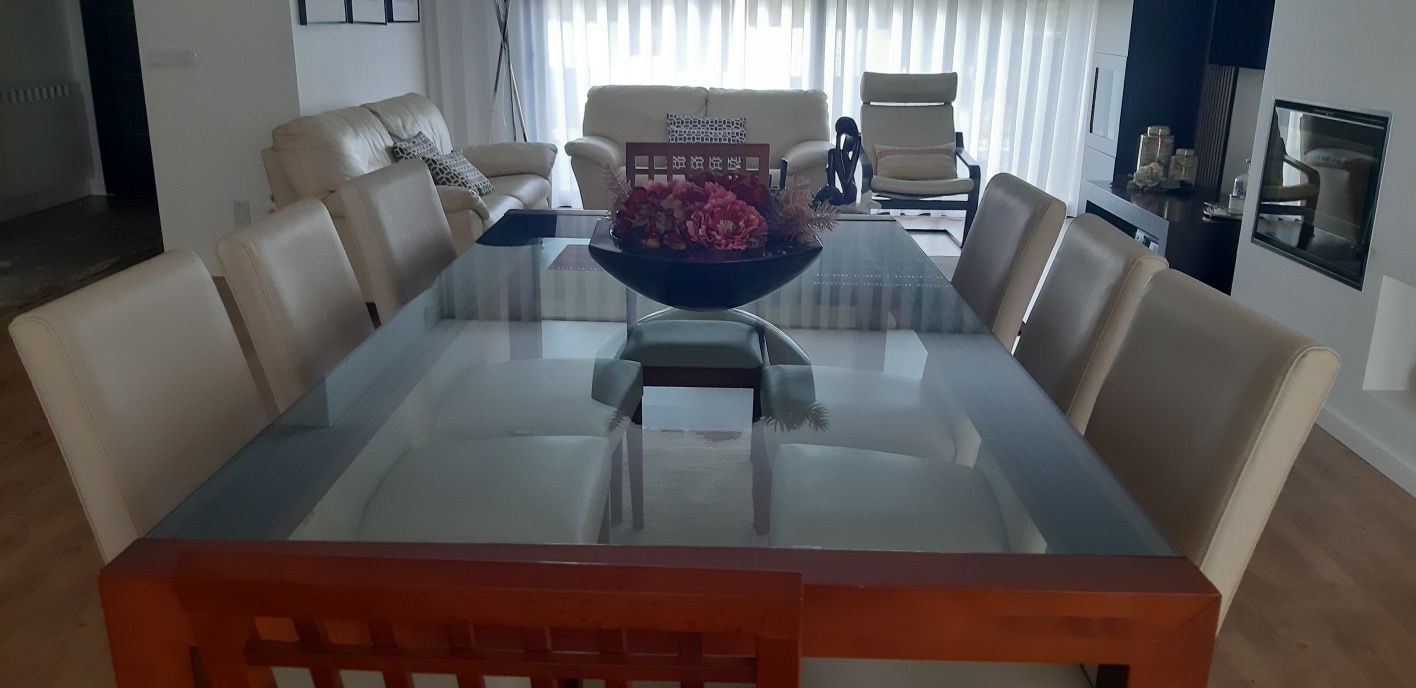 Mesa de sala com 8 cadeiras