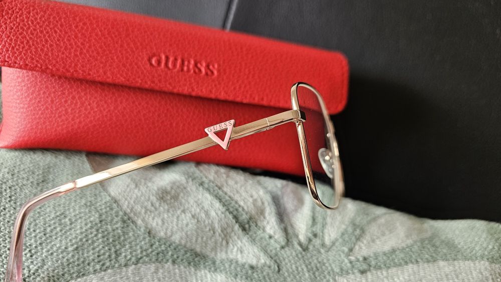 Óculos Guess dourados