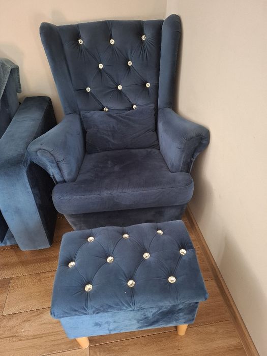 Fotel uszatek z podnóżkiem